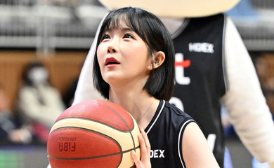 【PHOTO】元RAINBOW ヒョニョン、バスケットボールの試合で始球式に参加（動画あり）