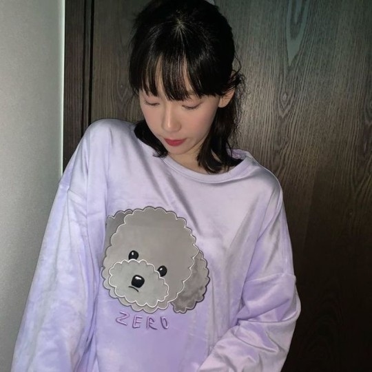 少女時代 テヨン 愛犬のイラストが書かれたtシャツを着て 清純でラブリーな魅力を披露 Kstyle