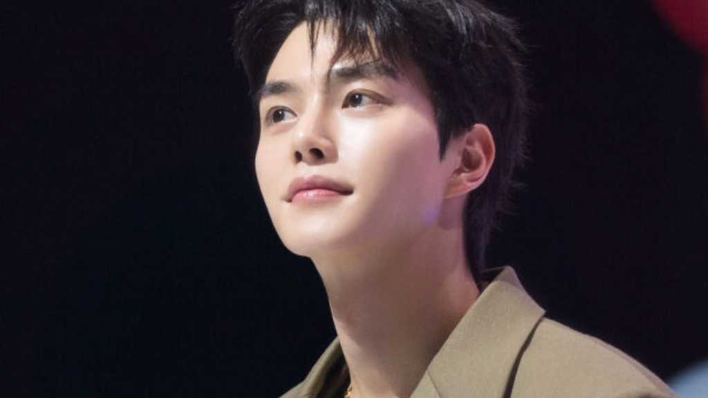 ソン・ガン、除隊後初の韓国ファンミーティングが大盛況！ファンとの再会に感動…サイン入りポスターの手渡しも