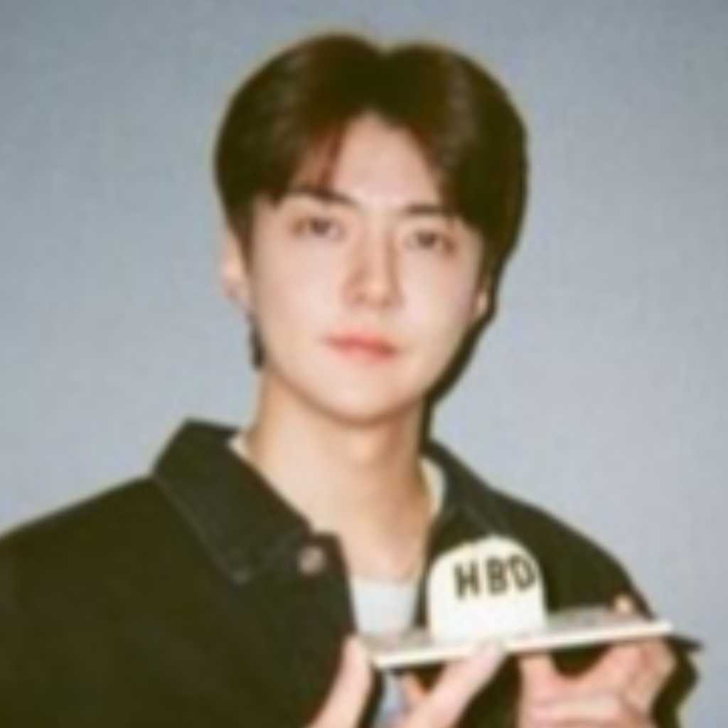 EXO セフン、誕生日を迎えて記念ショット公開!練習生時代から変わらないビジュアルに驚き