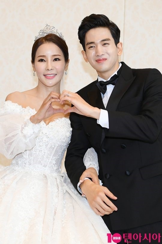 Photo 17歳差カップル ミナ Soreal リュ フィリップ 本日 7 7 結婚 記者会見に登場 Kstyle