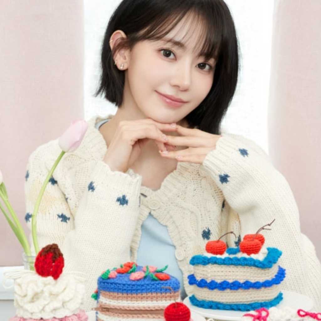 LE SSERAFIM 宮脇咲良、編み物愛を再び形に！フェリシモが展開する「Couturier」アンバサダーに就任…コラボグッズ販売も