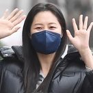 【PHOTO】ムン・ソリ、ラジオ番組の収録に参加…両手を振って挨拶