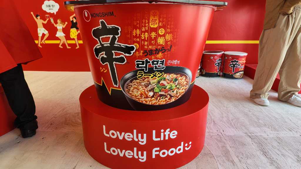 ニッチから定番へ!辛ラーメン40周年の“爆発的ヒット”の裏側 海の家への熱い挑戦