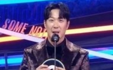 「2021 MAMA」ハハの授賞中にハプニング？突然aespaの画面に…チョン・ジュナのSNSも話題