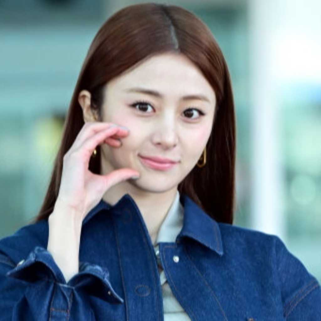 LE SSERAFIM ホ・ユンジン、夜のプールで人魚に変身！？美しいビキニ姿が話題