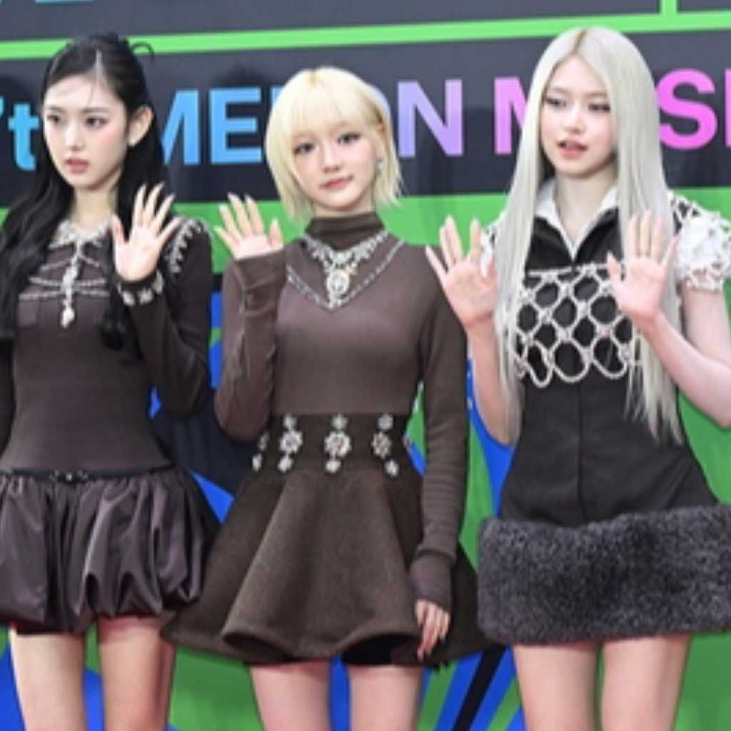 【PHOTO】KiiiKiii「MMA 2025」レッドカーペットに登場