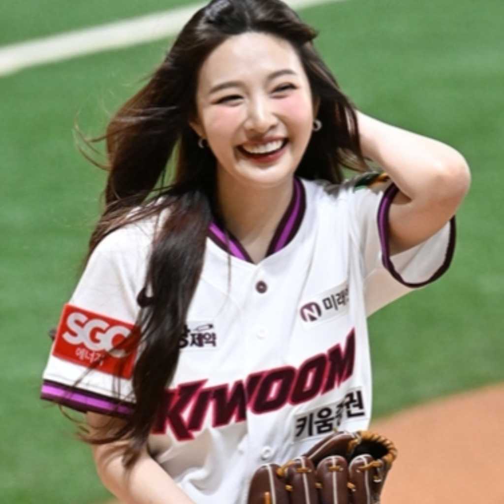 【PHOTO】Red Velvet ジョイ、始球式に登場…キュートな笑顔で登場