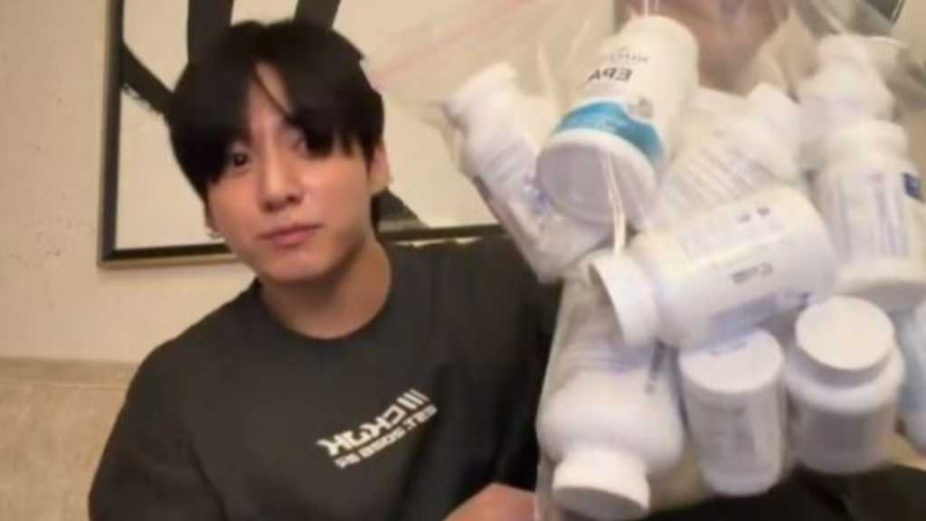 BTS ジョングク、肝臓の常備薬から大量のサプリも…生配信で紹介した“薬バッグ”が話題に