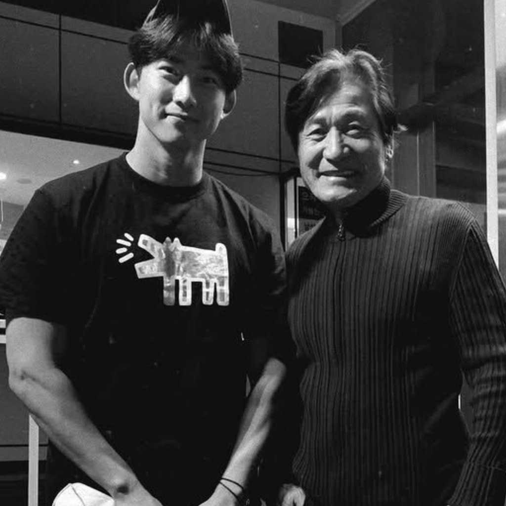 2PM テギョン、思い出の写真と共に俳優アン・ソンギさんを追悼「安らかにお休みください」