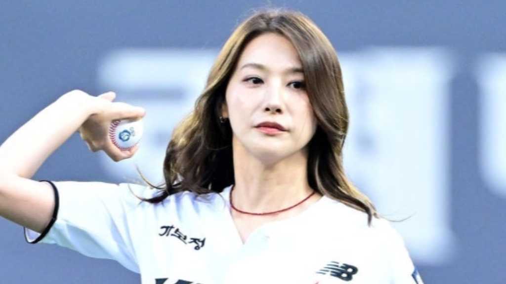 【PHOTO】ユ・イニョン、始球式に登場…真剣な眼差し