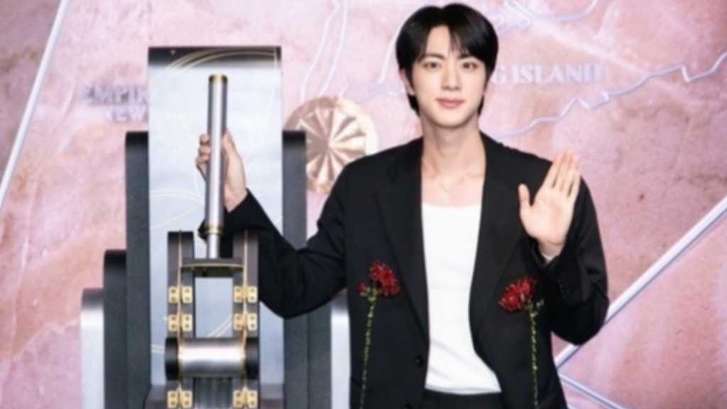 BTS ジン、2ndミニアルバム「ECHO」発売記念の点灯式に参加“みなさんは僕の原動力”