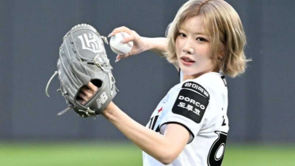 【PHOTO】ARTMS キムリップ＆ジンソル、始球・始打式に登場…可愛らしいユニフォーム姿