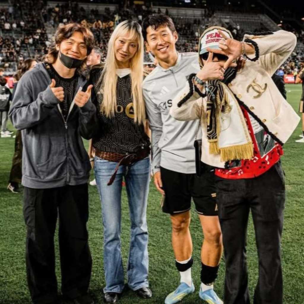G-DRAGON&D-LITEら、ロサンゼルスでサッカー観戦!ソン・フンミンとフィールドの上でハグ