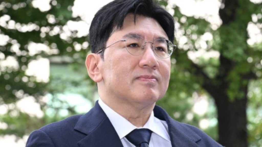 HYBE バン・シヒョク議長、召喚調査のため警察へ…報道陣の前でコメント