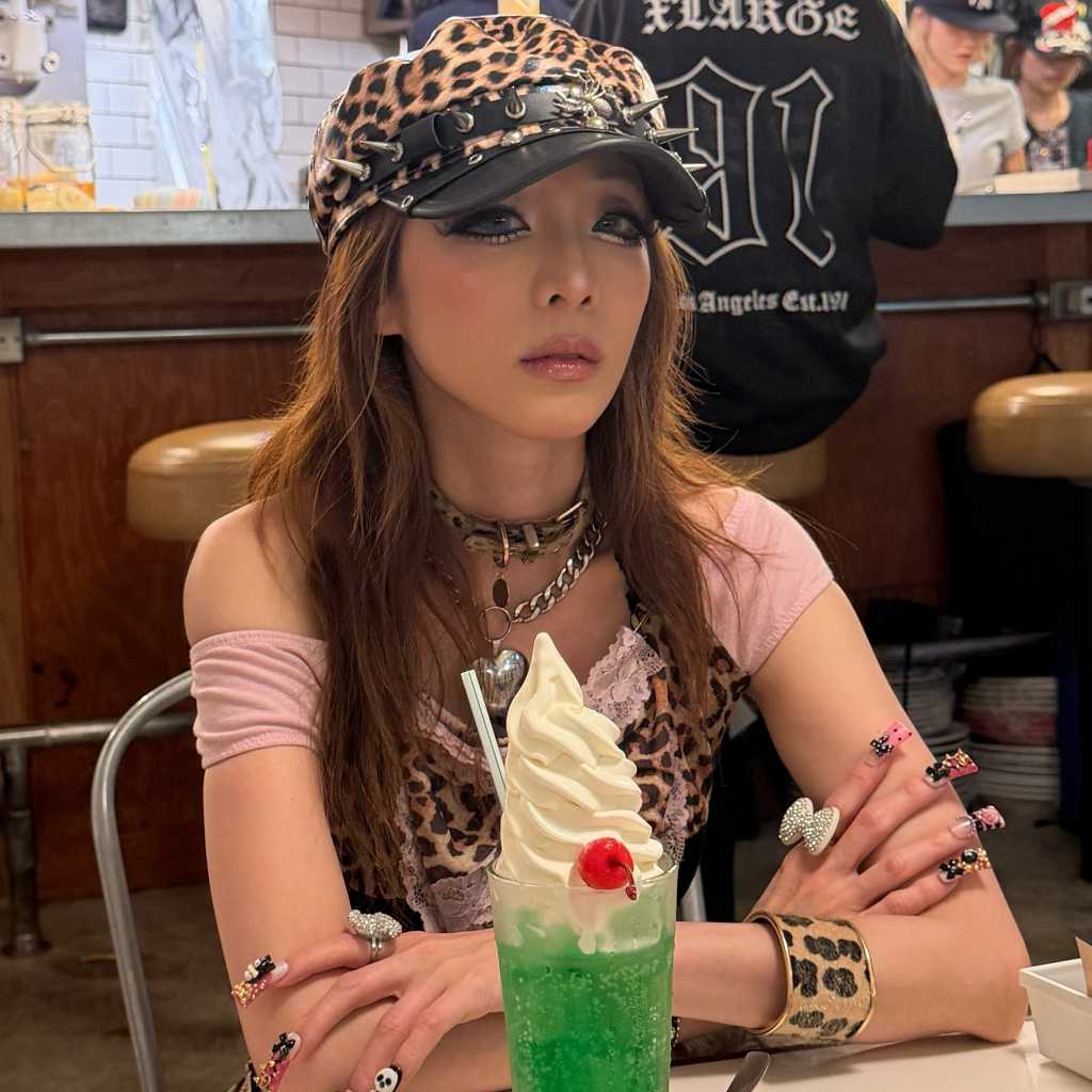 2NE1のDARA、ギャル姿で喫茶店に！日本旅行の記念ショットを公開（動画あり）