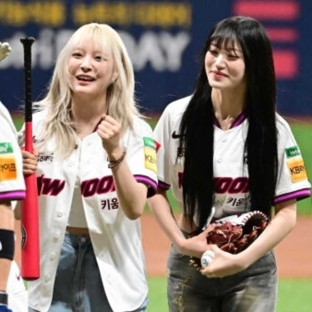 【PHOTO】Billlie ムン・スア＆シユン、始球・始打式に登場…キュートな笑顔に注目