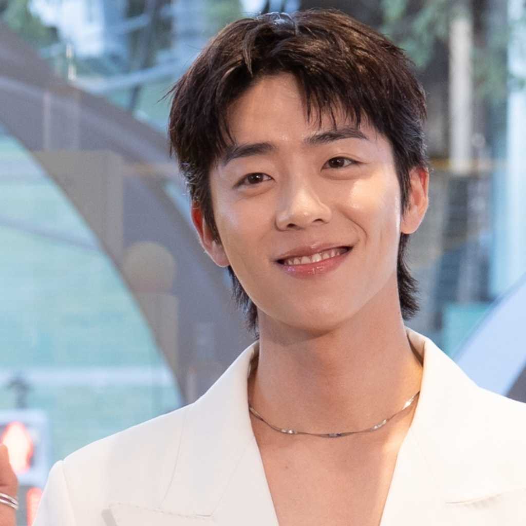 【PHOTO】チェ・ジョンヒョプ、日本に降臨！素肌ジャケット姿で登場…ホリデーシーズンを彩る爽やかスマイル