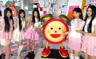 ILLIT「めざましテレビ」に生出演…“わんこポーズ”特別バージョンの「Magnetic」を披露