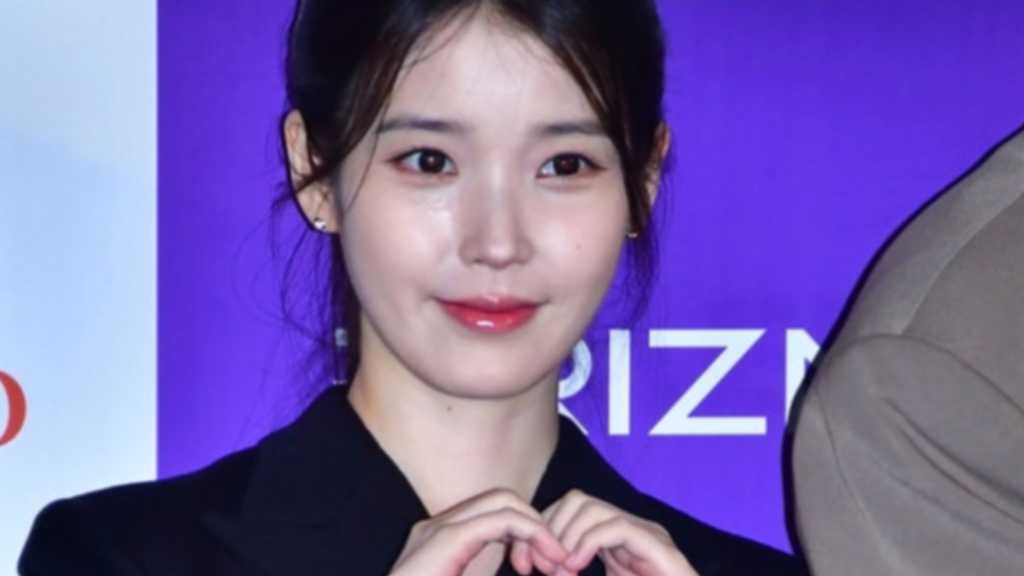 IU、耳管開放症の悪化によるコンサート延期うけ…ファンクラブ会員向けに特典を提供へ