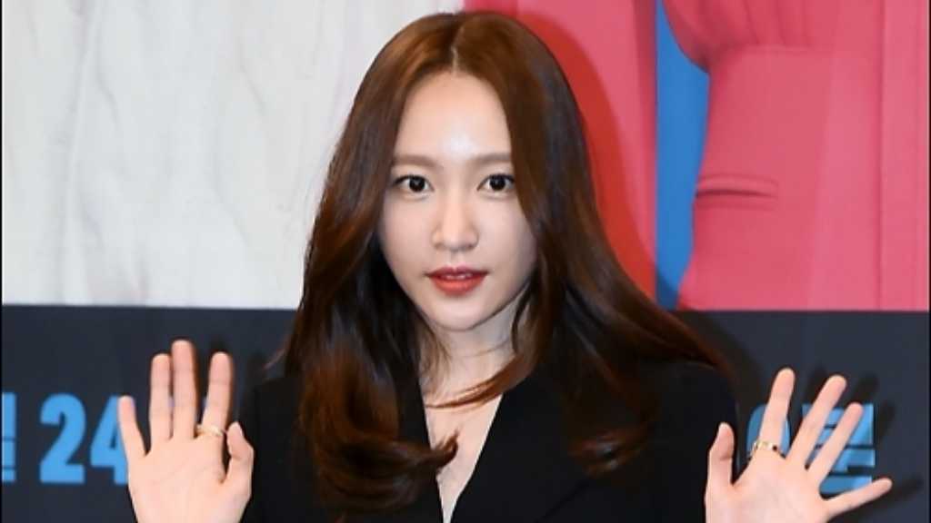 “結婚延期”EXID ハニ、59日ぶりにインスタ更新…ヨガに夢中な近況ショットを公開