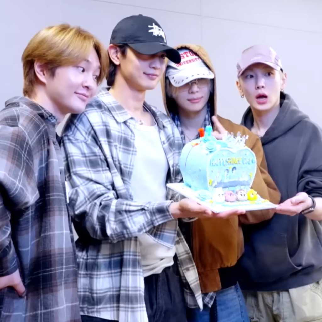 SHINee、デビュー18周年をお祝い!キーが特別なプレゼントも…サプライズにメンバー感激(動画あり)