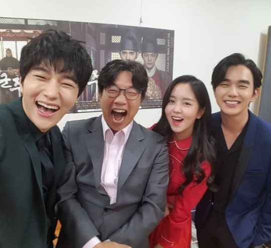 パク チョルミン ユ スンホ キム ソヒョン Infinite エルとの記念ショットを公開 狂ったように笑ってます Kstyle