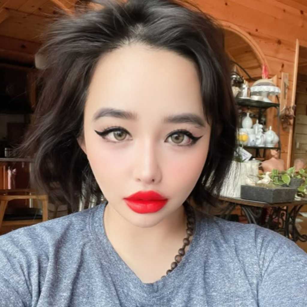 2NE1のBOM、DARAに対する衝撃発言後…新たに自撮り写真を投稿