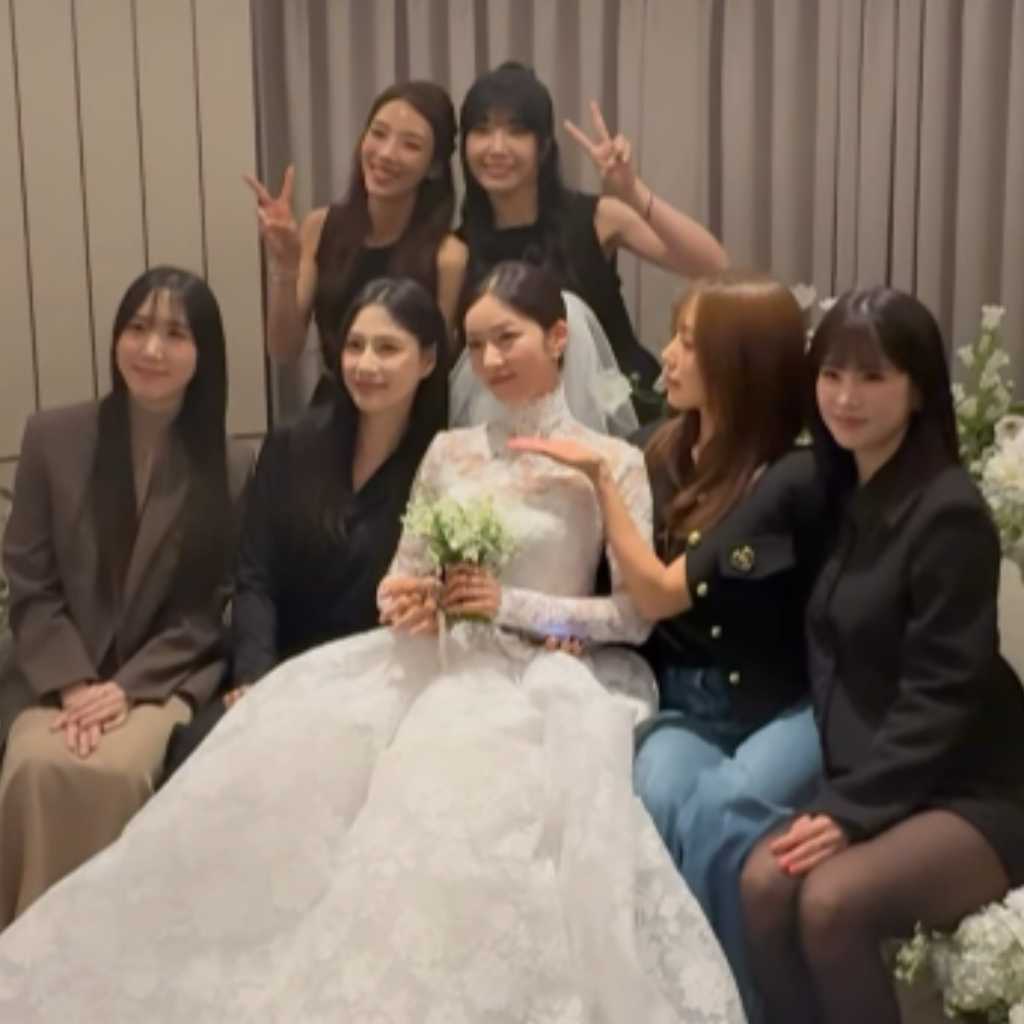 Apinkメンバー集結！ユン・ボミの結婚式に出席…記念ショット＆涙も