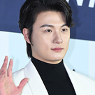 【PHOTO】シン・スンホ「CIRCLE CHART MUSIC AWARDS」レッドカーペットに登場