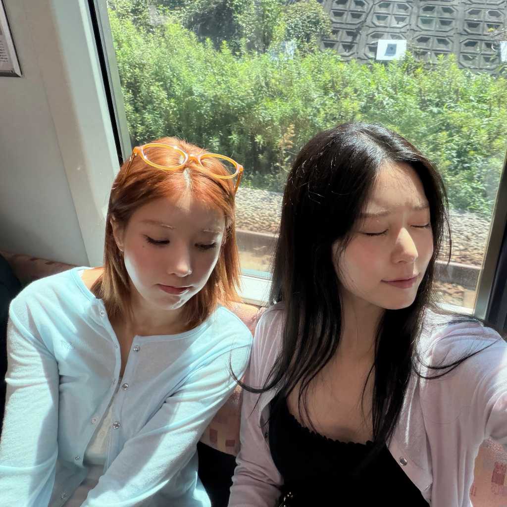 IZ*ONE出身クォン・ウンビ&キム・ミンジュ、変装なしで日本旅行を満喫!変わらぬ友情アピール