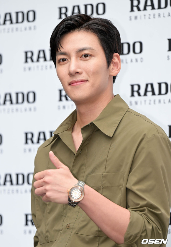 PHOTO】チ・チャンウク、時計ブランド「RADO」のイベントに出席…愛嬌たっぷりの笑顔で挨拶 - Kstyle