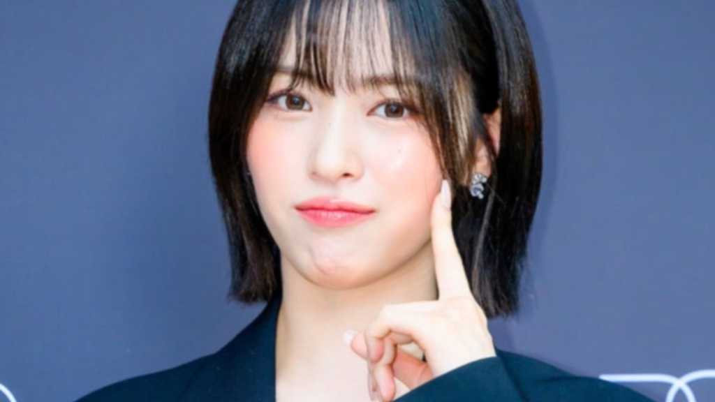 ITZY リュジン、海外公演でショートパンツに手を入れる場面が拡散…本人が釈明・謝罪「すごく痛かった」