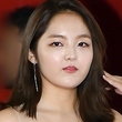 ソ・シネ、大胆な露出ドレスが議論に…子役出身女優の意外な姿に“困惑の声”