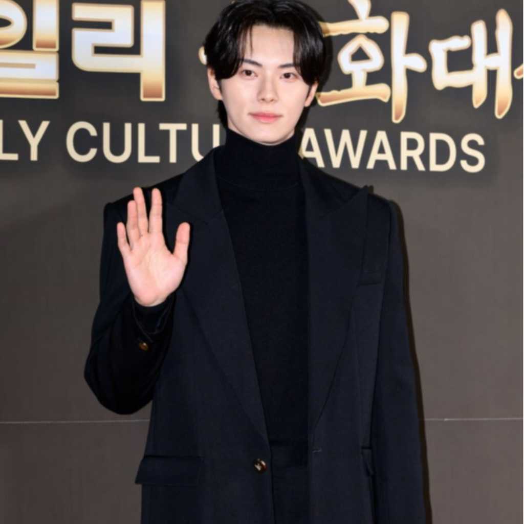 【PHOTO】イ・チェミン＆SHINee ミンホら「第12回イーデイリー文化大賞」レッドカーペットに登場