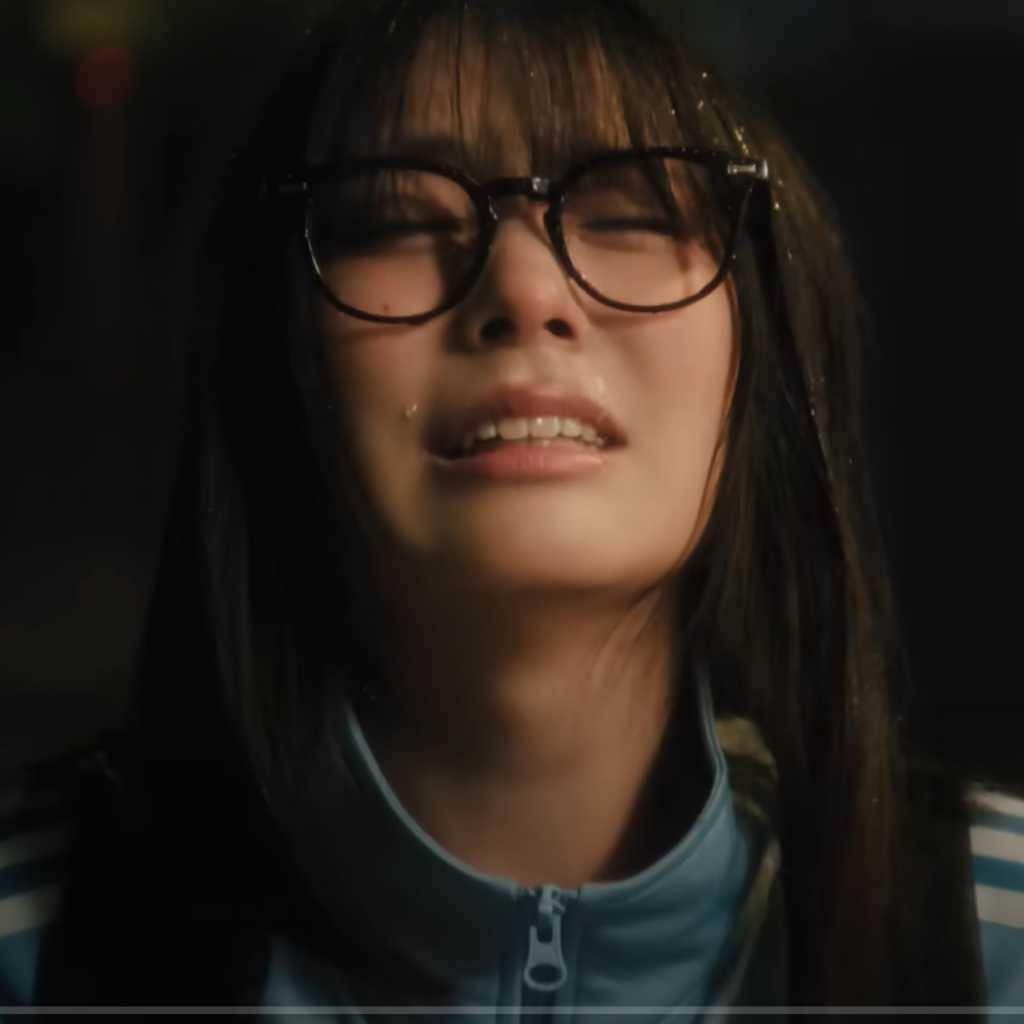 QWER、タイトル曲「涙を我慢」MV公開…作りこまれたストーリーに注目