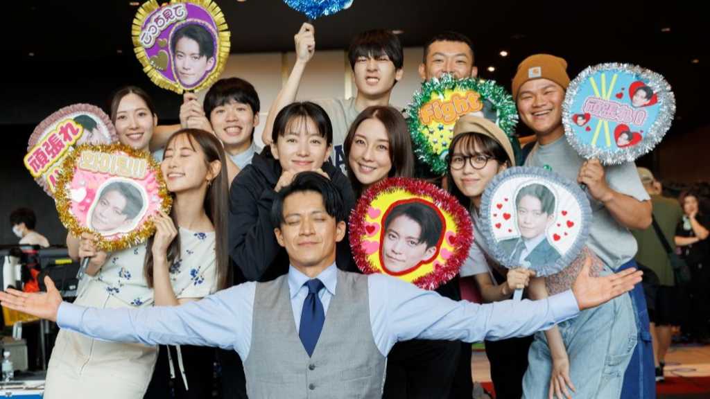 小栗旬、ハン・ヒョジュや“推しうちわ”に囲まれ満面の笑みも!Netflix「匿名の恋人たち」オフショットを大公開