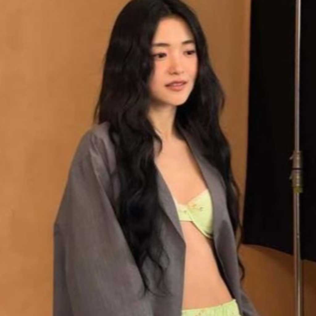 キム・テリ、大胆なブラトップ姿を披露…長澤まさみらと「PRADA」のショーに出席