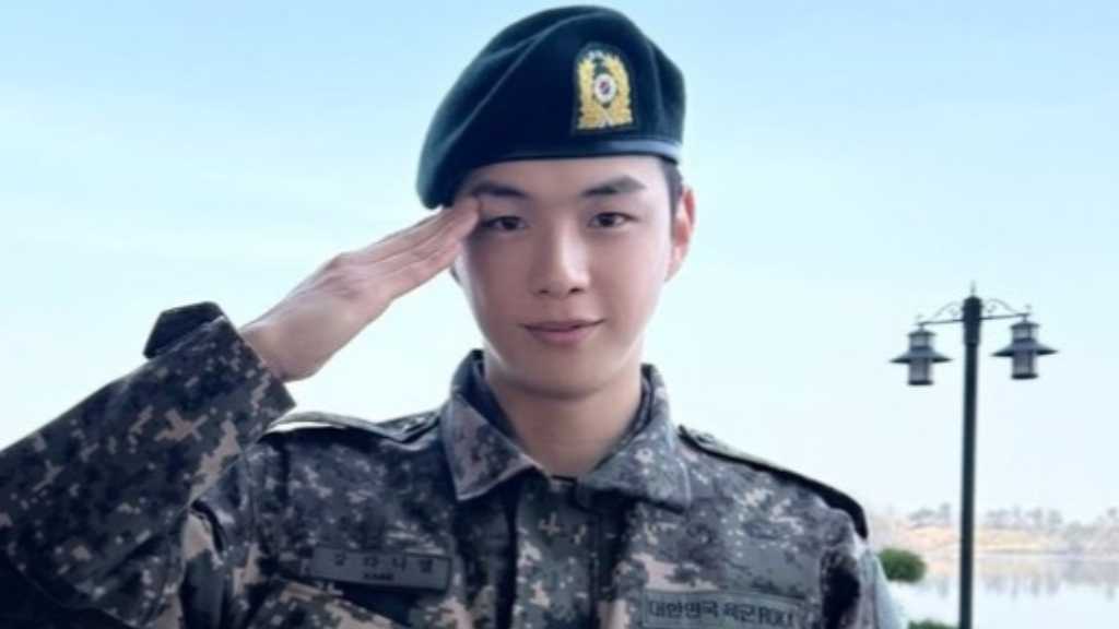 カン・ダニエル、修了式を終えてファンに報告…凛々しい軍服姿も公開
