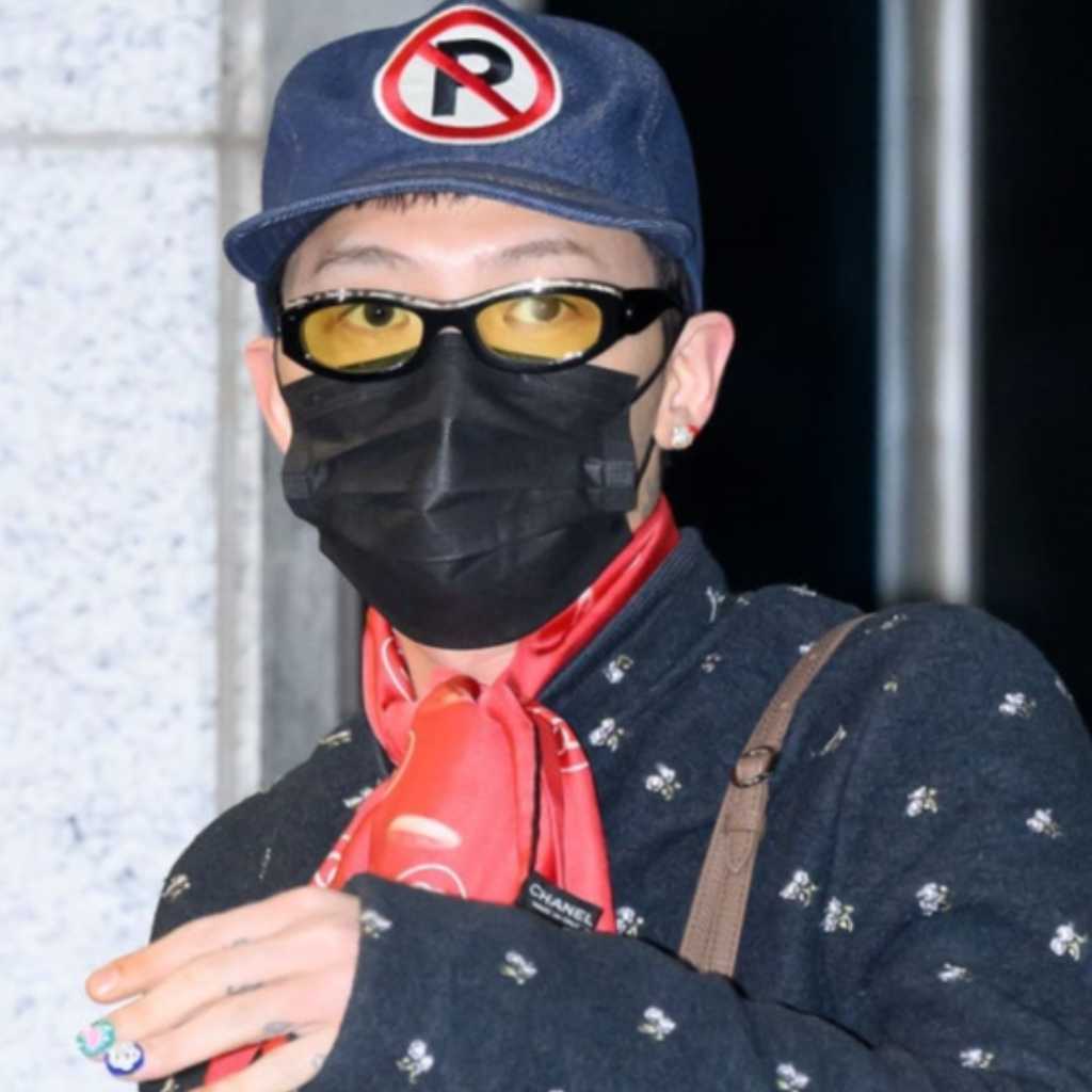 【PHOTO】G-DRAGON、ファンミーティングのためタイへ出国…個性あふれるファッション