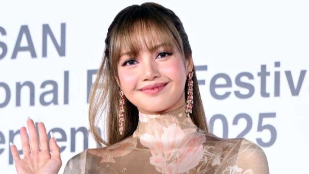 BLACKPINK リサ「第30回釜山国際映画祭」開幕式にサプライズ登場！大胆シルエットのドレス姿が話題に