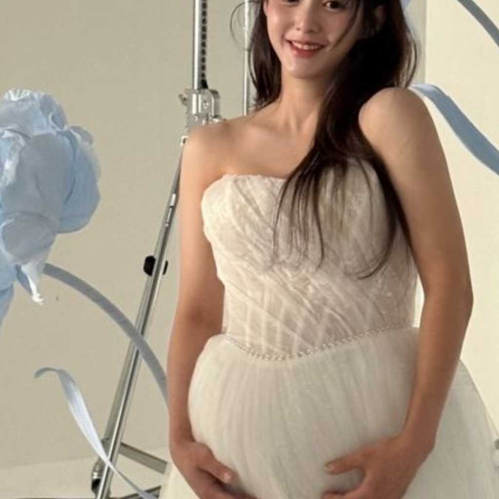 ナム・ボラ、大きなお腹でマタニティフォトを撮影…愛らしいドレス姿（動画あり）