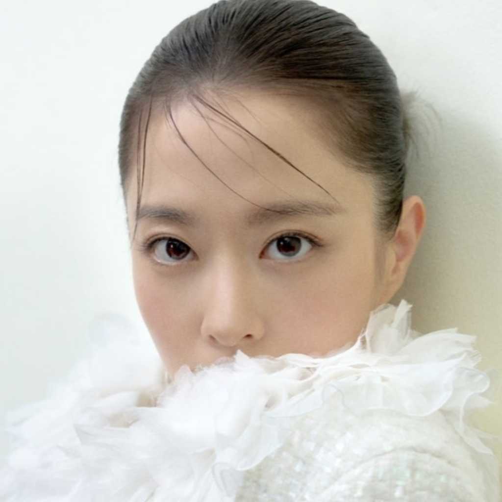 パク・ボヨン、純白の清楚さと強烈な存在感！グラビアで優雅な魅力を披露