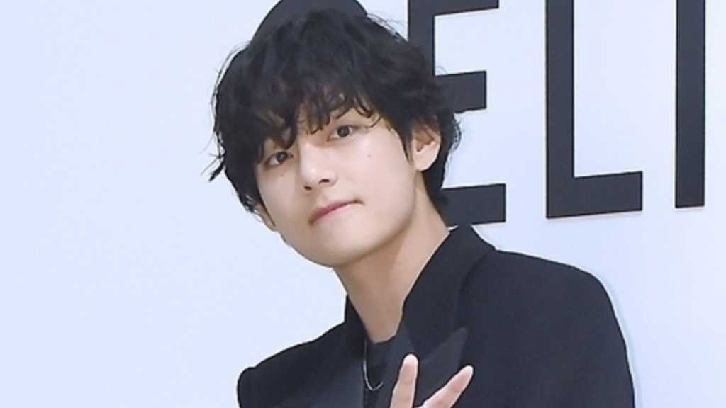 “入隊中”BTSのV、驚きの近況を公開…鍛え上げられた腕の筋肉に視線釘付け