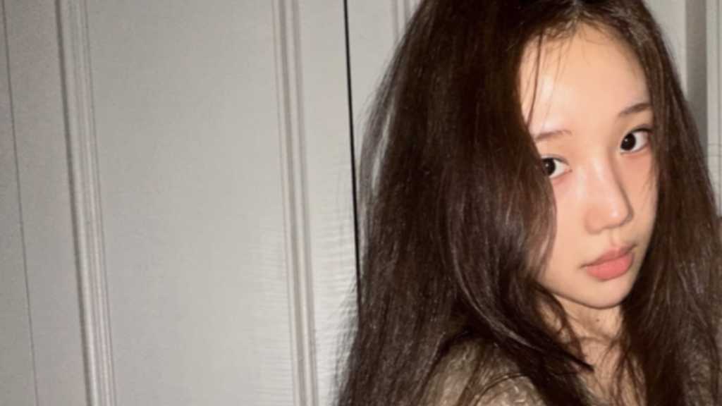 MOMOLAND ジュイ、美貌が際立つセルフショットを公開…スリムなウエストに釘付け