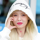 【PHOTO】キム・ヒョナ、ファッションウィークに出席するためフランスへ出国…首の星のタトゥーに注目