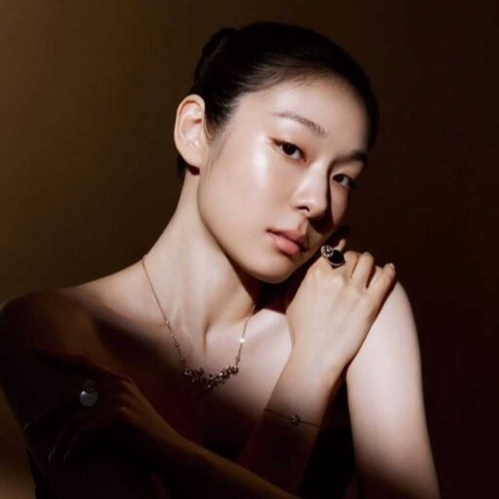 キム・ヨナ、高貴な装いでファッション誌に登場!美鎖骨きわだつ繊細なジュエリー