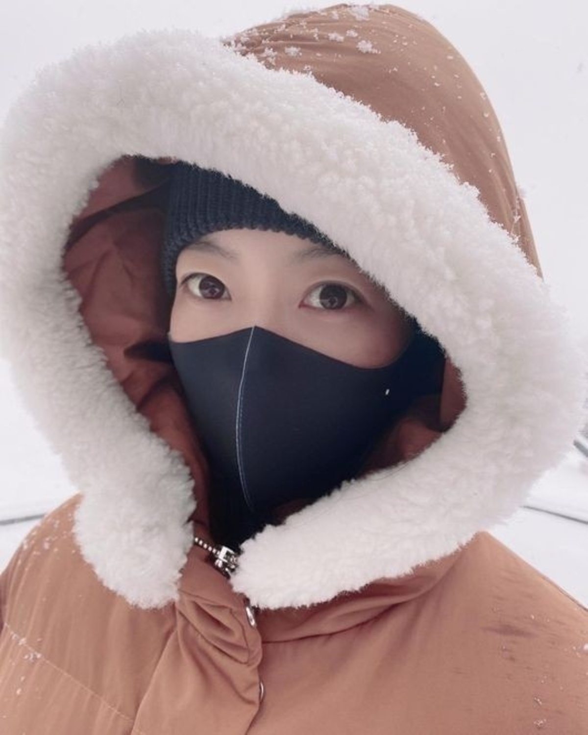 キム ヒソン 目だけしか見えないのに隠せない美貌 雪に囲まれた近況ショット公開 Kstyle