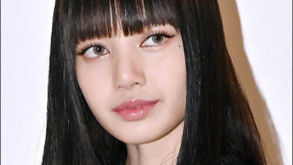 BLACKPINK リサ、背中を大胆に露出！セクシーなドレス姿に驚き