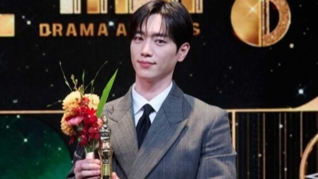ソ・ガンジュン「2025 MBC演技大賞」で大賞を受賞！イ・スンジェさんの受賞に“先生、愛しています”